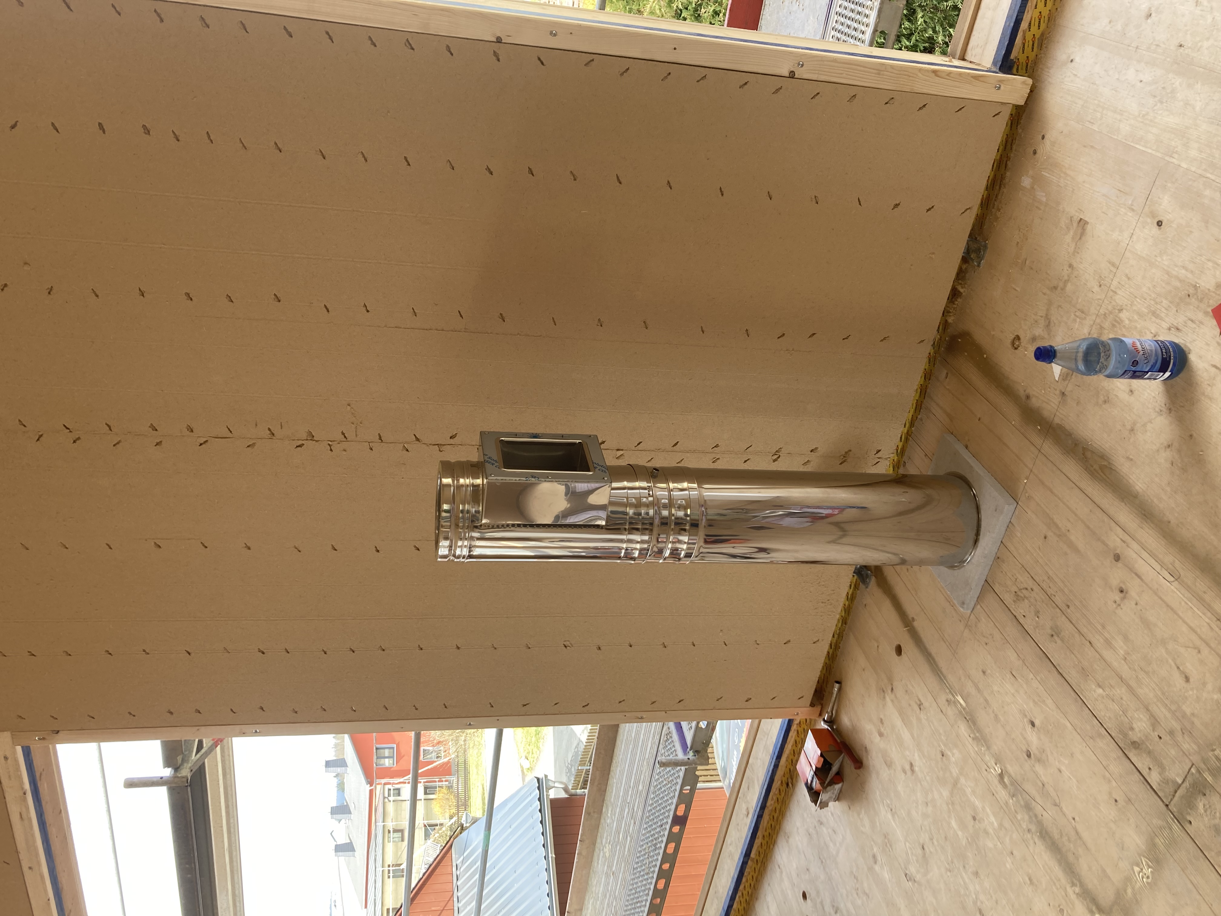 Freistehendes Edelstahl-Schornsteinelement auf Montagefuß im Neubau